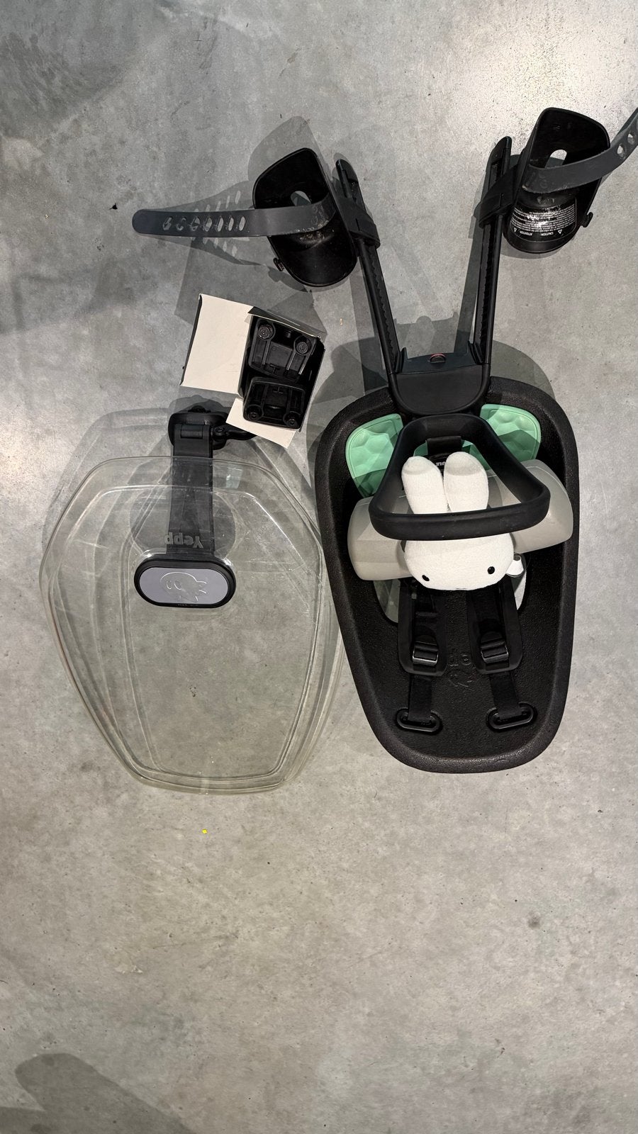 Thule Yepp Mini fietsstoeltje met windscherm en slaaprol, Fietsen en Brommers, Ophalen, Gebruikt, Voetsteuntjes, Voorzitje