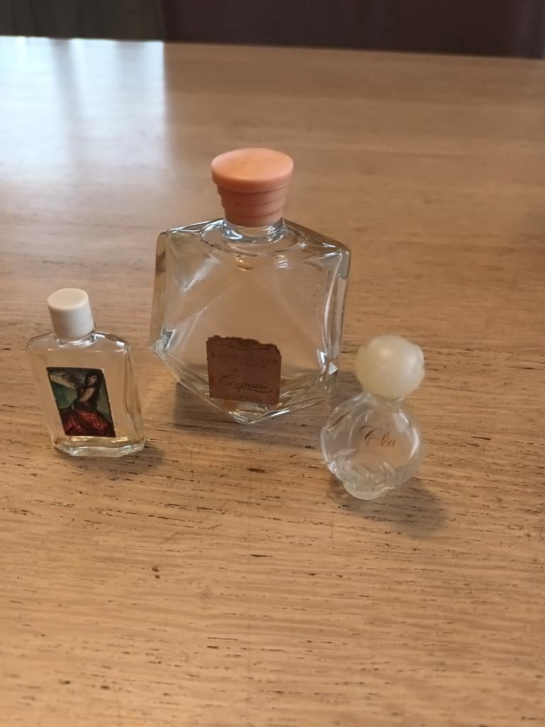 3 oude parfumflesjes.Maja miniatuur.Cosparis eau de cologne, Ophalen of Verzenden, Gebruikt, Miniatuur