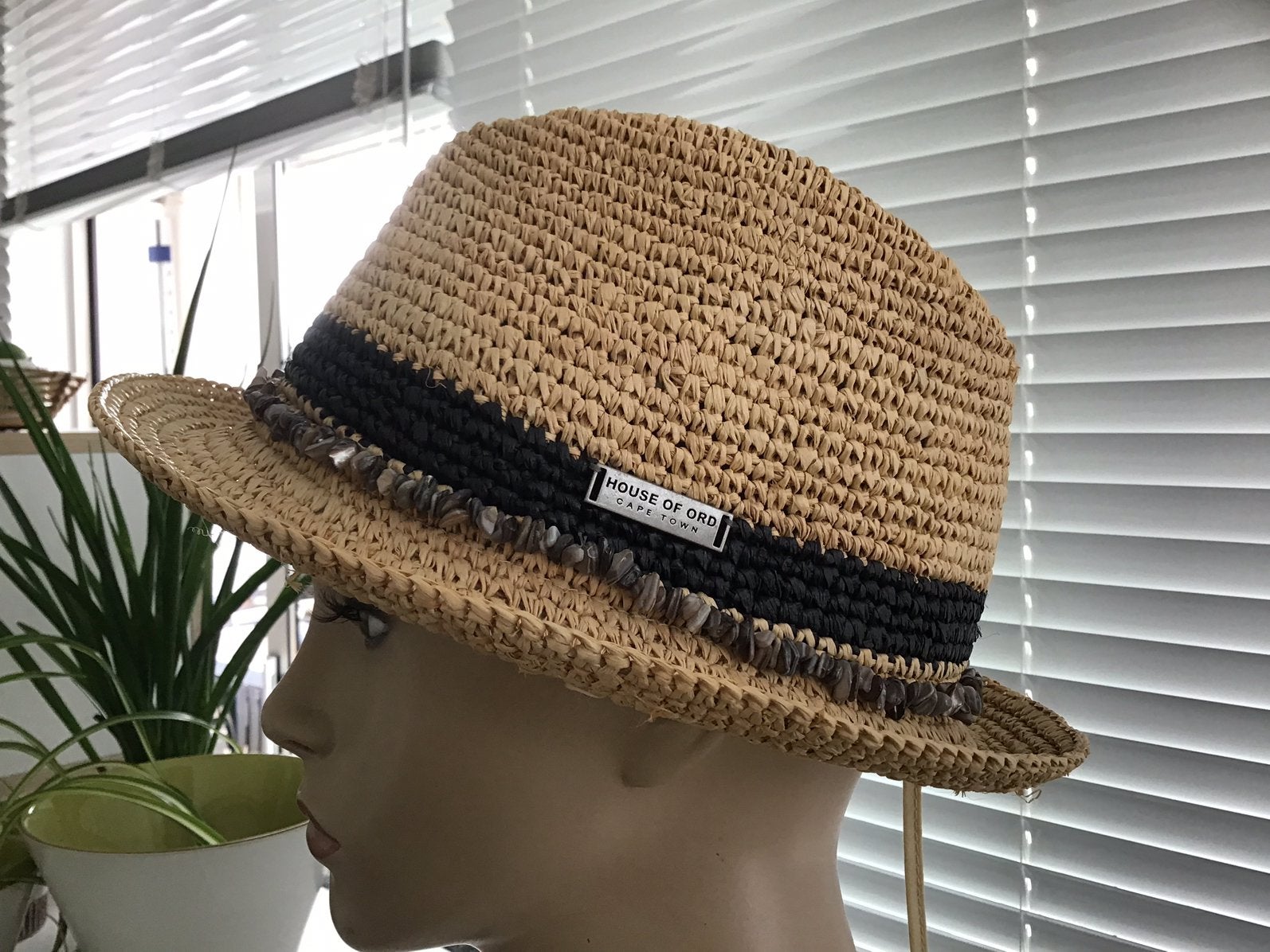 Rieten dameshoedje House of Ord Cape Town zgan, Kleding | Dames, Hoeden en Petten, Ophalen of Verzenden, Zo goed als nieuw, One size fits all