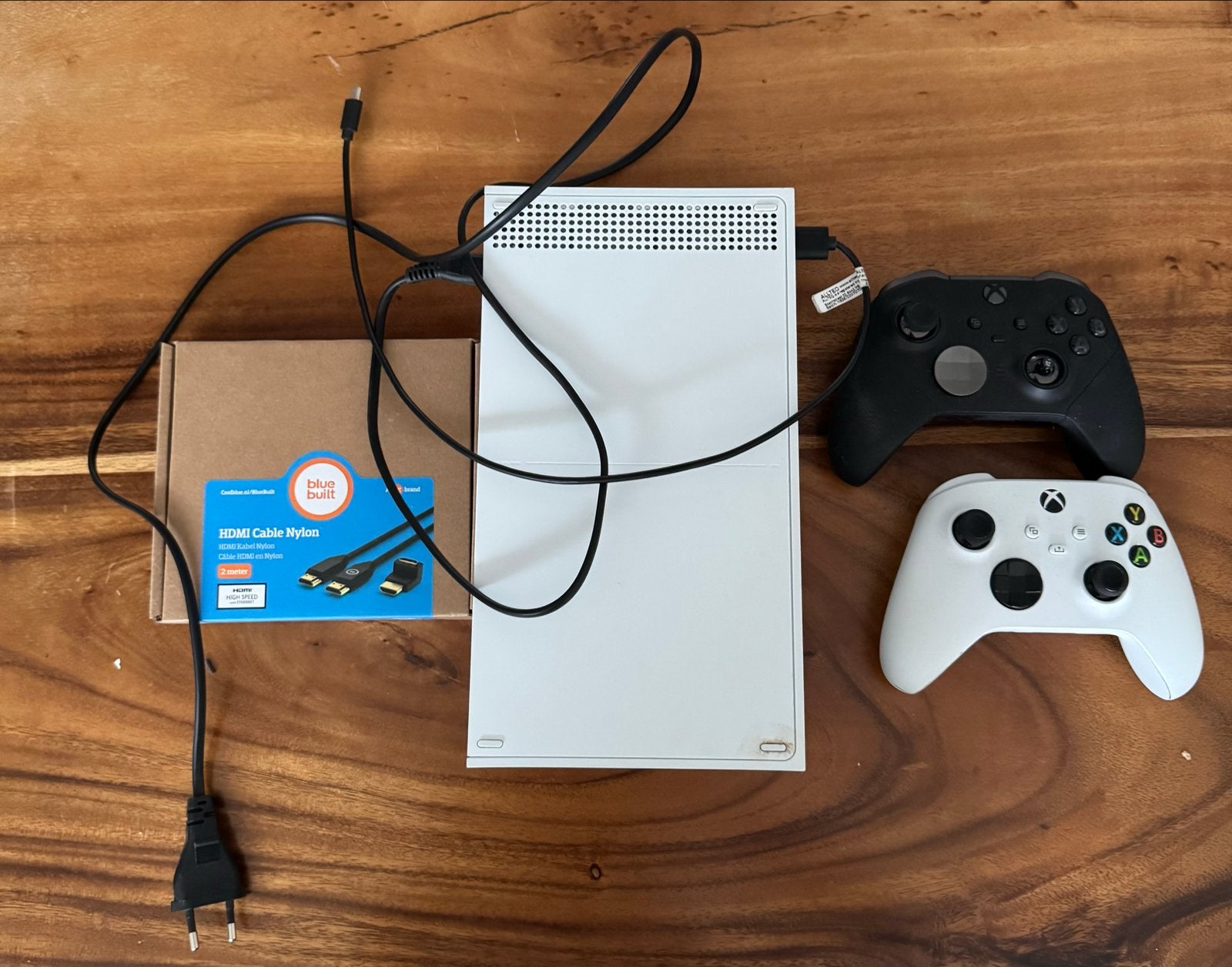 Xbox Series S met twee controllers en HDMI-kabel