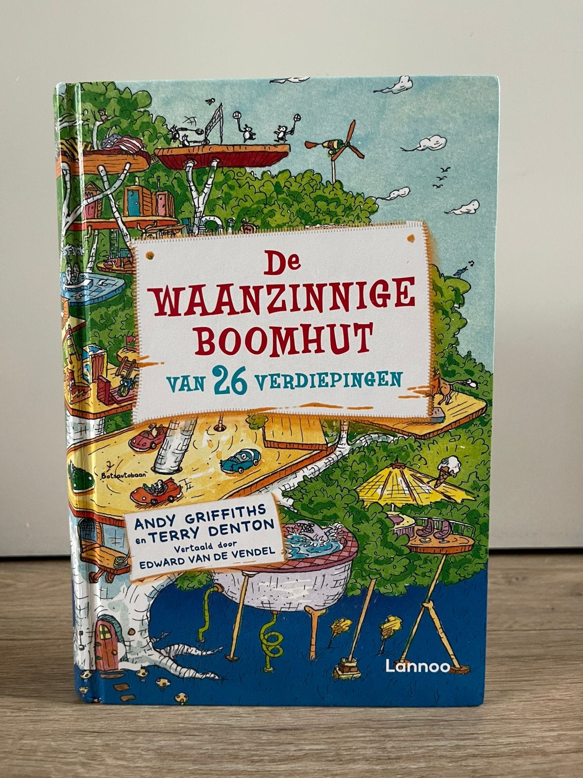 De waanzinnige boomhut van 26 verdiepingen deel 2, Ophalen of Verzenden, Zo goed als nieuw
