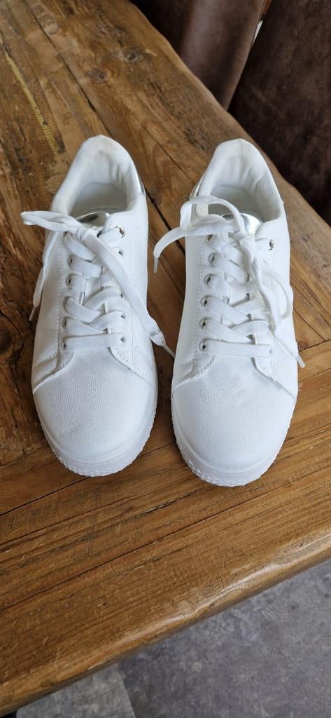 Leuke sneakers,
Wit met zilver, Kleding | Dames, Schoenen, Ophalen of Verzenden, Zo goed als nieuw, Wit, Sneakers of Gympen