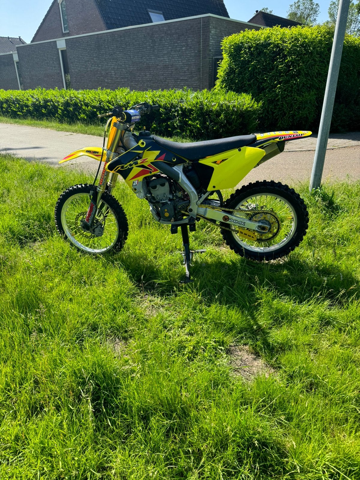 Suzuki rmz 250 uit 2009 zeer netjes heel veel nieuwe delen, Motoren, Particulier, Crossmotor