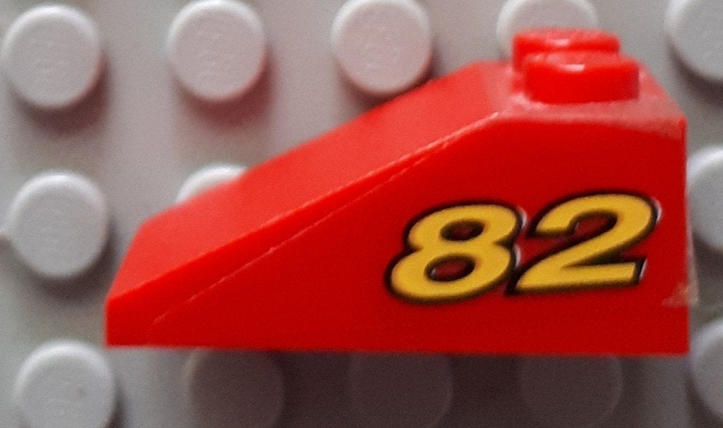 3298pb029 (1) red 1x Slope 33 3 x 2 with Yellow Numbe, Ophalen of Verzenden, Gebruikt
