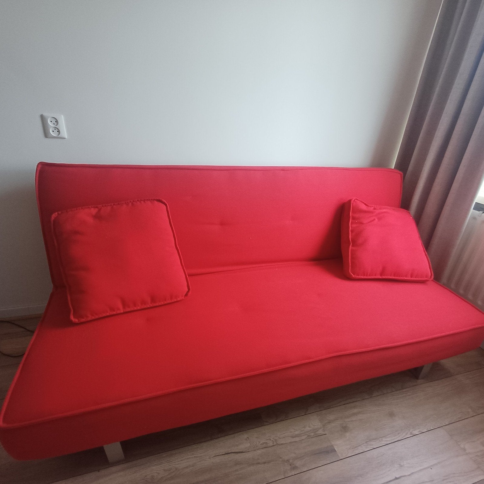 Gratis: Rode slaapbank, 123x191cm, zo goed als nieuw, Ophalen, Zo goed als nieuw, Tweepersoons