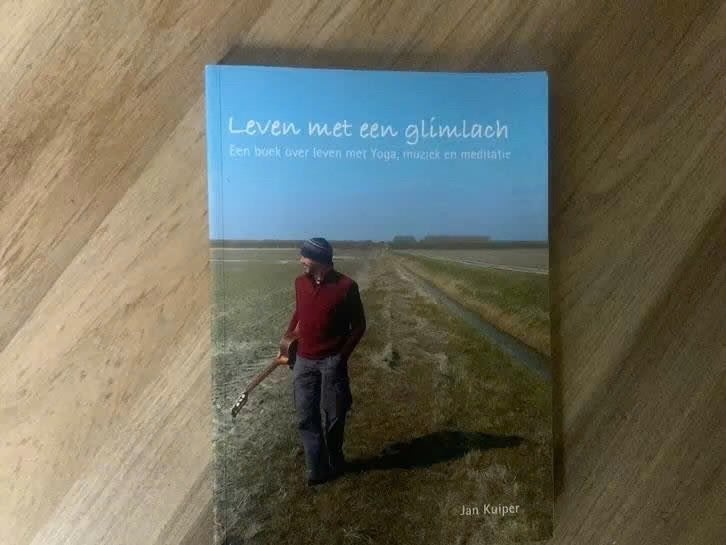 Leven met een glimlach: Yoga, muziek en meditatie, Boeken, Gelezen, Ophalen of Verzenden, Nederland, Jan Kuiper