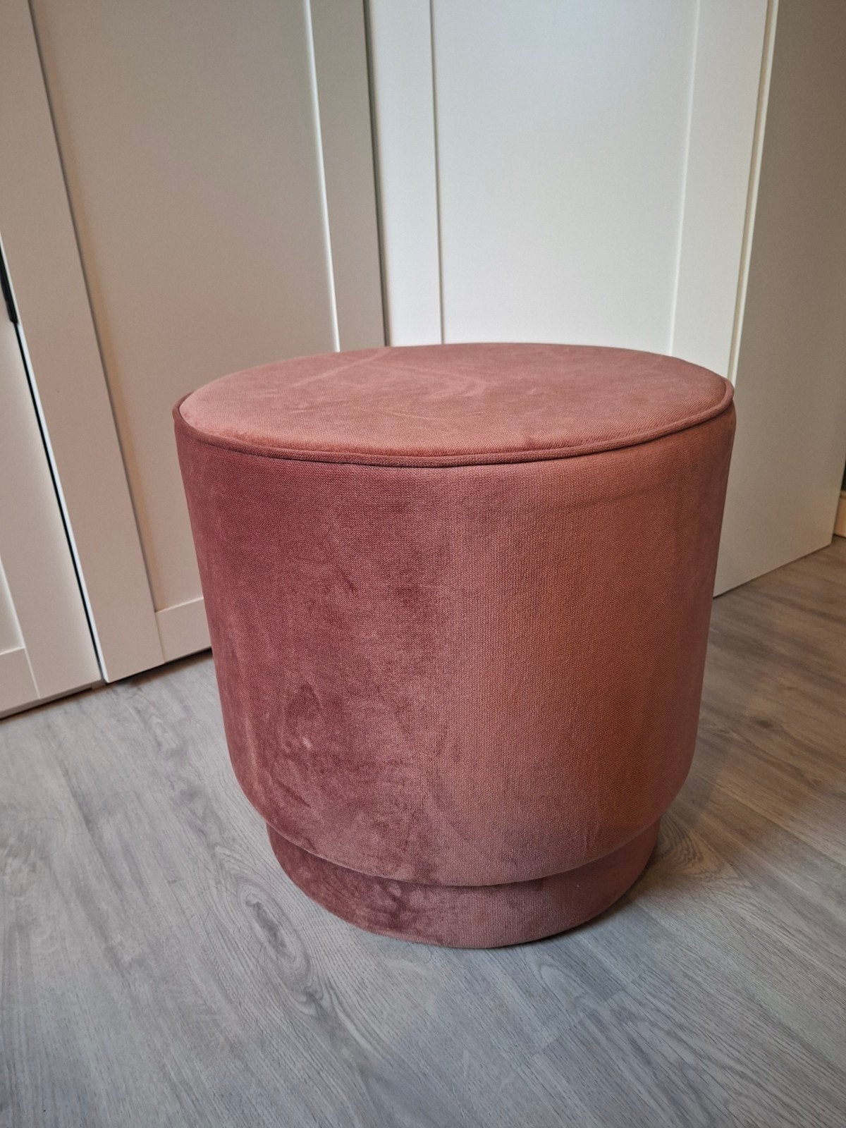 Roze poef van Karwei, zo goed als nieuw, Ophalen, Minder dan 50 cm, Rond, Minder dan 50 cm