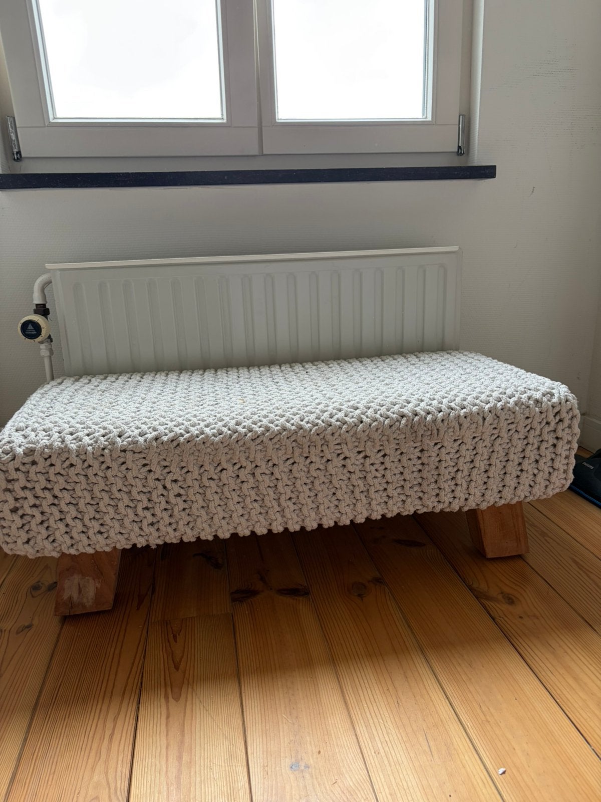 Bankje lichtgrijs met houten poten, Huis en Inrichting, Ophalen, Tweepersoons, 75 tot 100 cm, Zo goed als nieuw