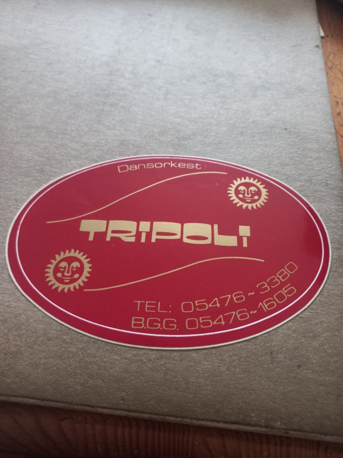 Vintage Dansorkest Tripoli Sticker - Rood/Goud, Ophalen of Verzenden