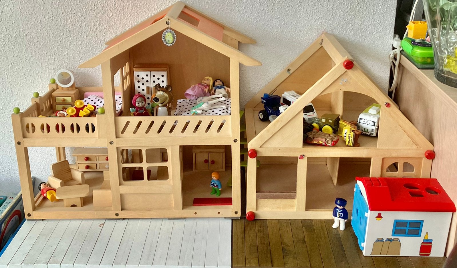 Poppenhuis hout 2 delig met poppetjes en meubels, zie info, Ophalen, Zo goed als nieuw, Poppenhuis