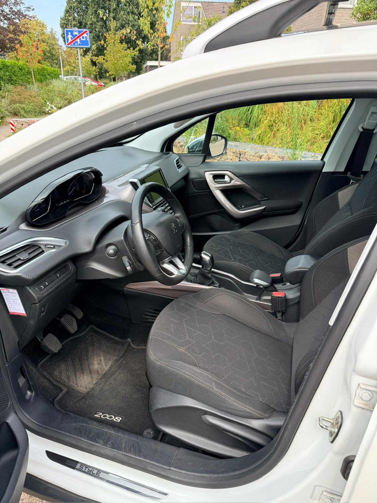 Peugeot 2008 SHOWROOMMODEL -NIEUW DIS.RIEM -Van 1e eigenaar, Auto's, Voorwielaandrijving, 40 €/maand, Zwart, 1199 cc