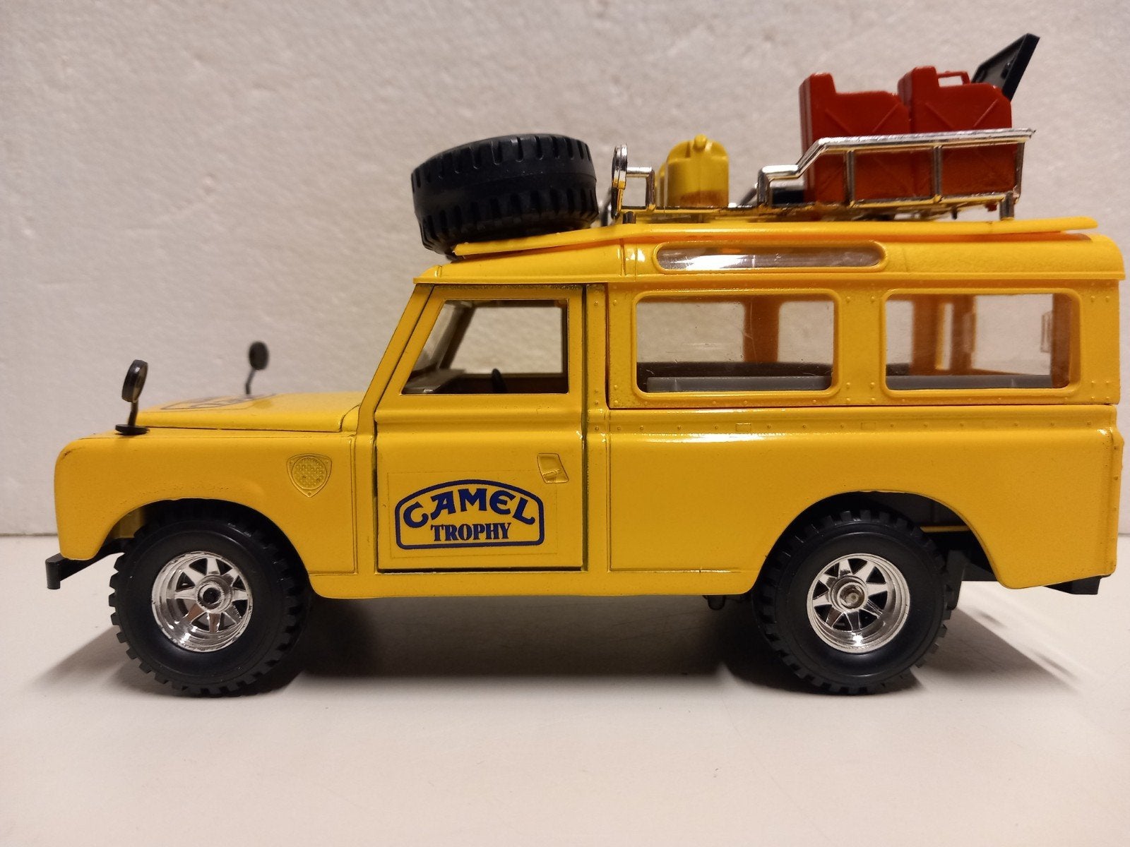 Vitage Bburago 1:24 Land Rover 109 Camel Trophy ge, Ophalen of Verzenden, Zo goed als nieuw, Auto, Bburago