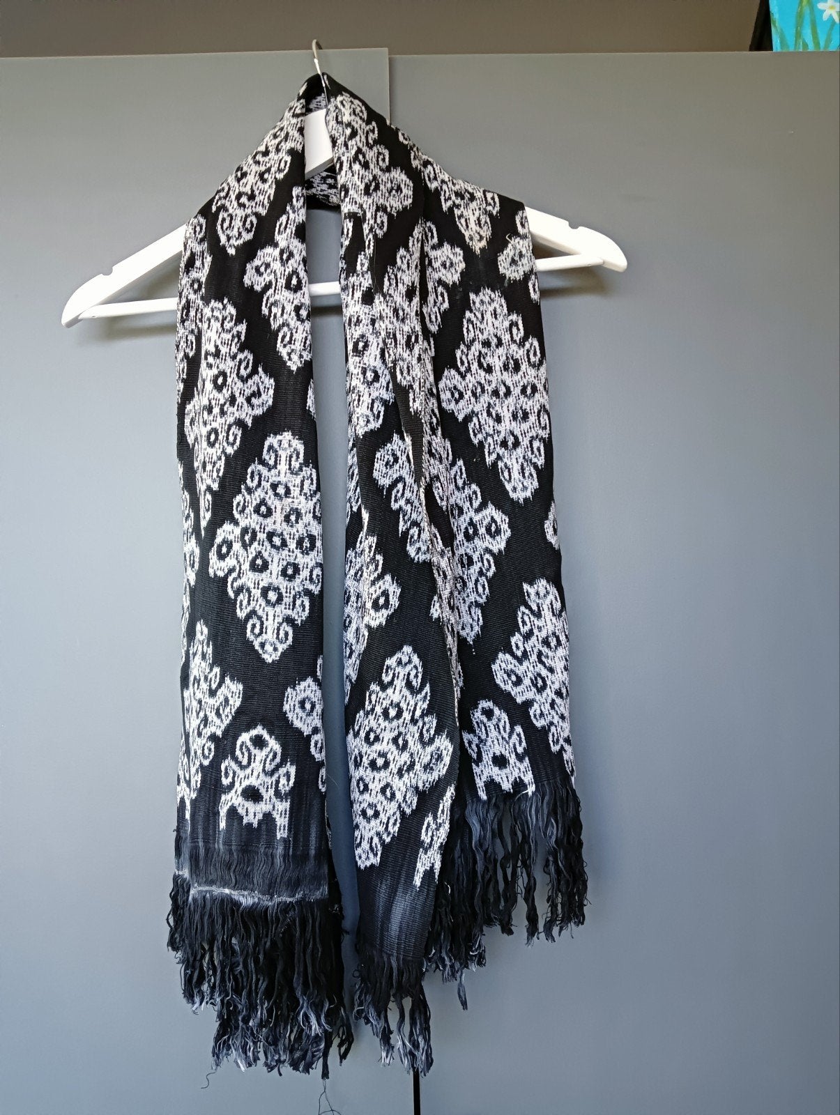 Sjaal met zwart/wit patroon,kwastjes aan onderzijde 120x47, Kleding | Dames, Mutsen, Sjaals en Handschoenen, Onbekend, Ophalen of Verzenden