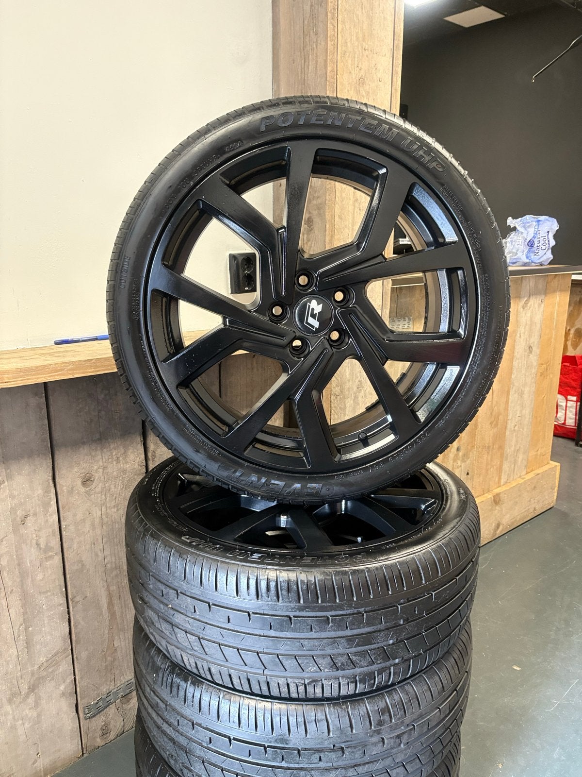 Set R line van 4 zwarte velgen met zomerbanden - 19 inch, 19 inch, Gebruikt, Banden en Velgen, Ophalen of Verzenden