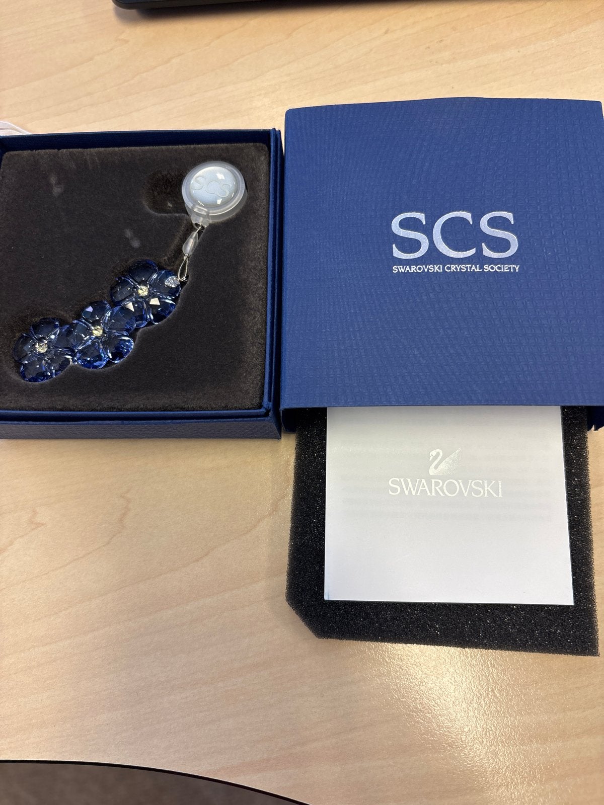 Swarovski SCS Crystal Society Sleutelhanger Blauwe Bloemen, Verzamelen, Swarovski, Ophalen of Verzenden, Nieuw, Mode-accessoire