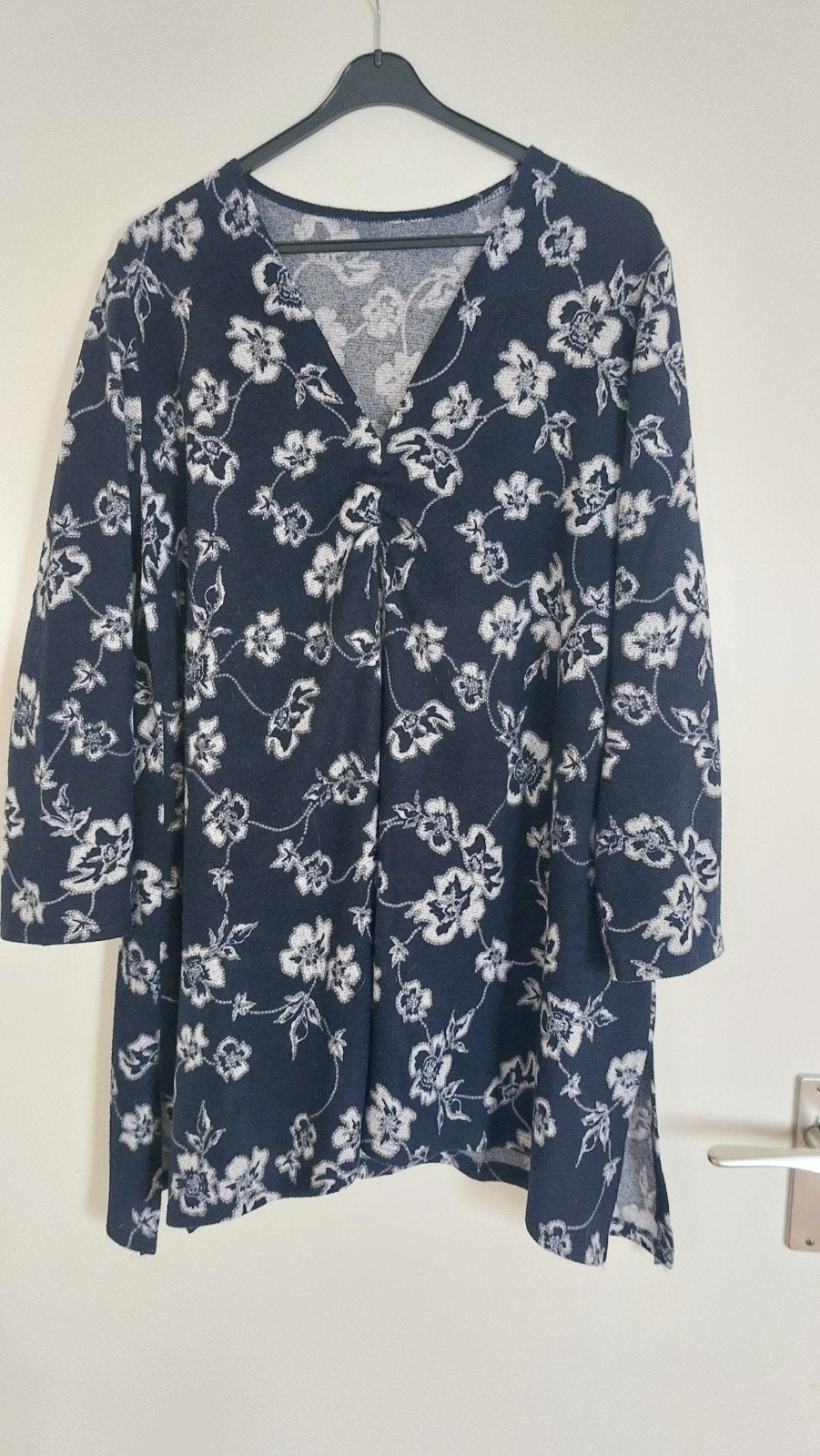 Donkerblauw met witte bloemen tuniek maat 50, Bam mode, Ophalen of Verzenden, Gedragen, Blauw