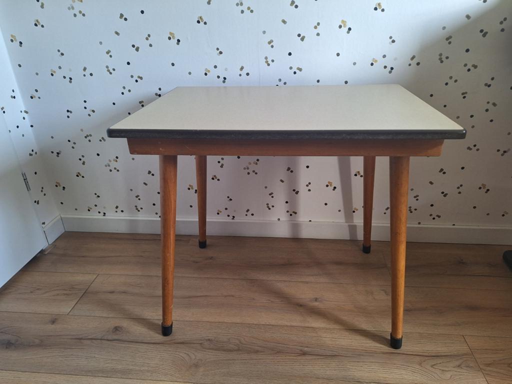 Vintage bijzettafel / kinderbureautje met formica blad, Gebruikt, Rechthoekig, Hout, Vintage, Retro