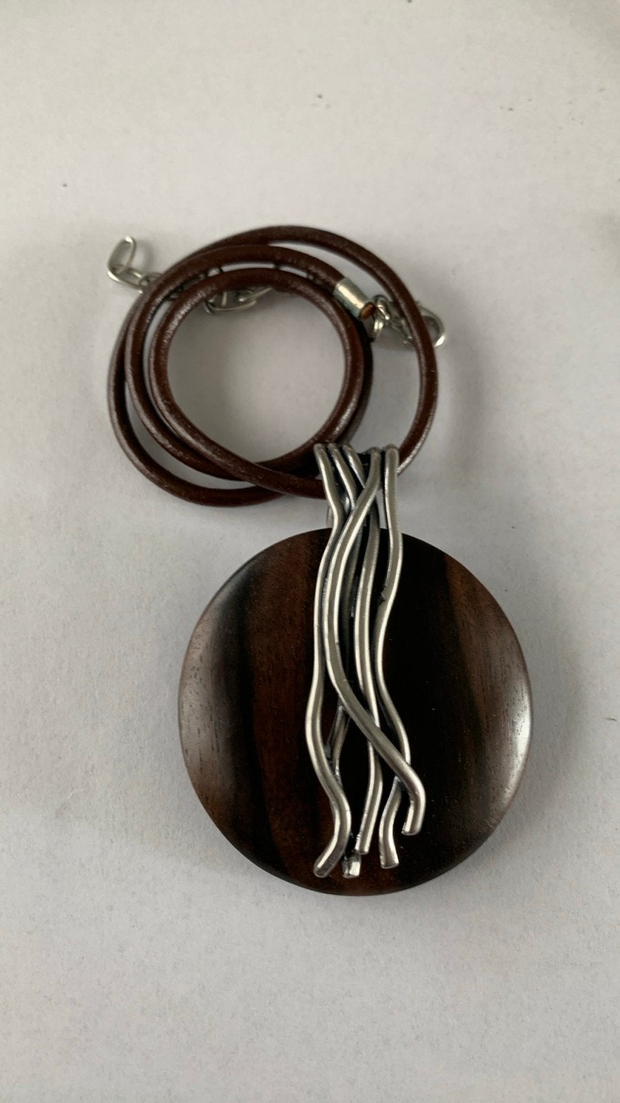 Nieuwe houten hanger aan leren koord, Bruin, Nieuw, Ophalen of Verzenden, Overige materialen