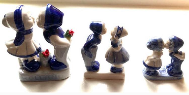 3 Aardewerk Kussend Boerenpaar Beeldjes - Handgeschilderd, Ophalen of Verzenden