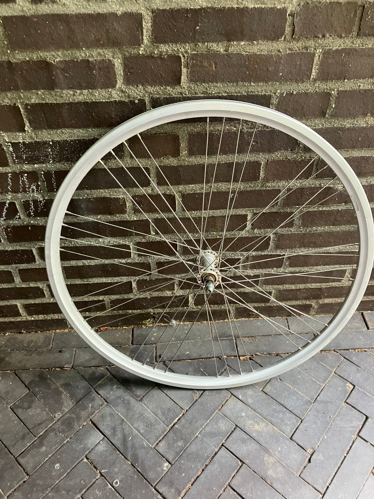 Voorwiel / 28 inch / alu / 9x4 patroon / velgrem, Fietsen en Brommers, Fietsonderdelen, Gebruikt, Elektrische fiets, Aluminium