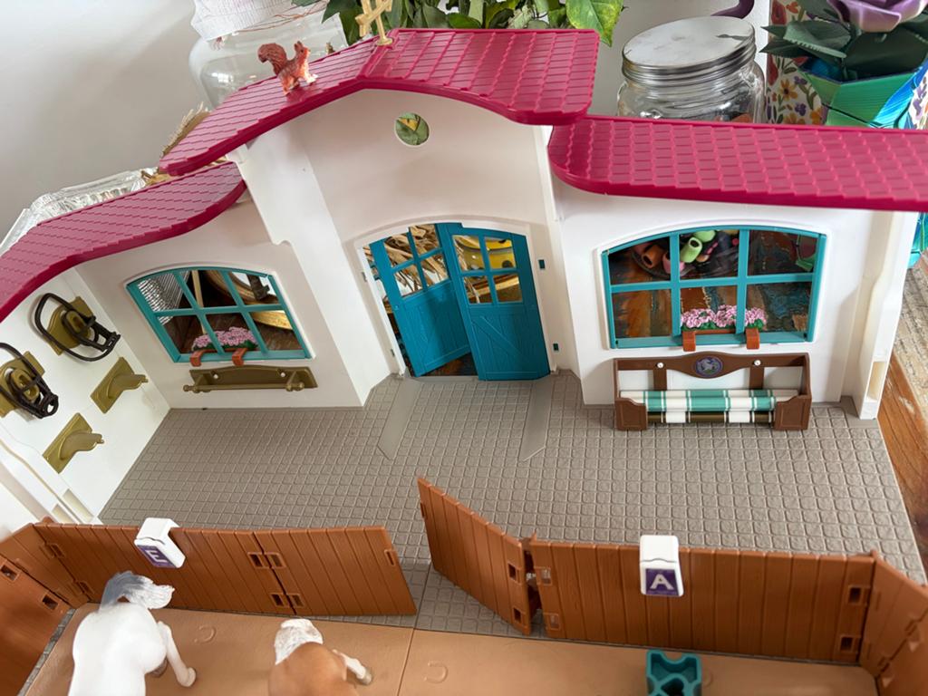 Schleich Paardenstal met accessoires en figuren, Kinderen en Baby's, Speelgoed | Overig, Ophalen, Gebruikt, Jongen of Meisje