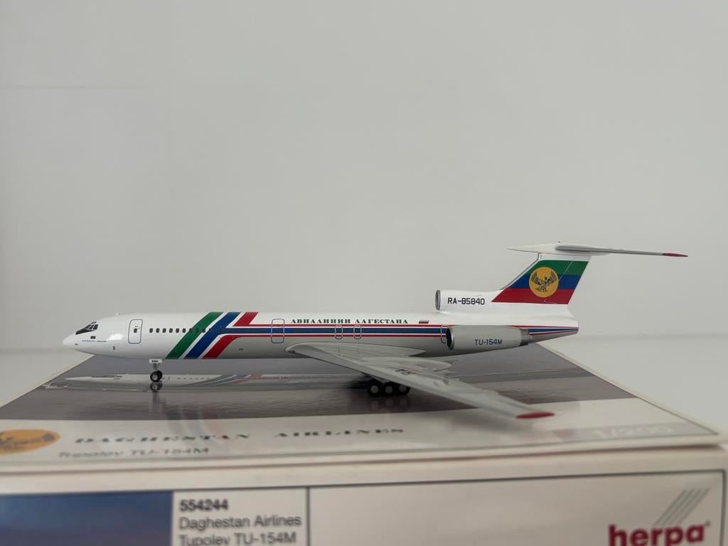 Herpa Wings Daghestan Airlines Tupolev Tu-154 1/200, Ophalen of Verzenden, Zo goed als nieuw, Schaalmodel