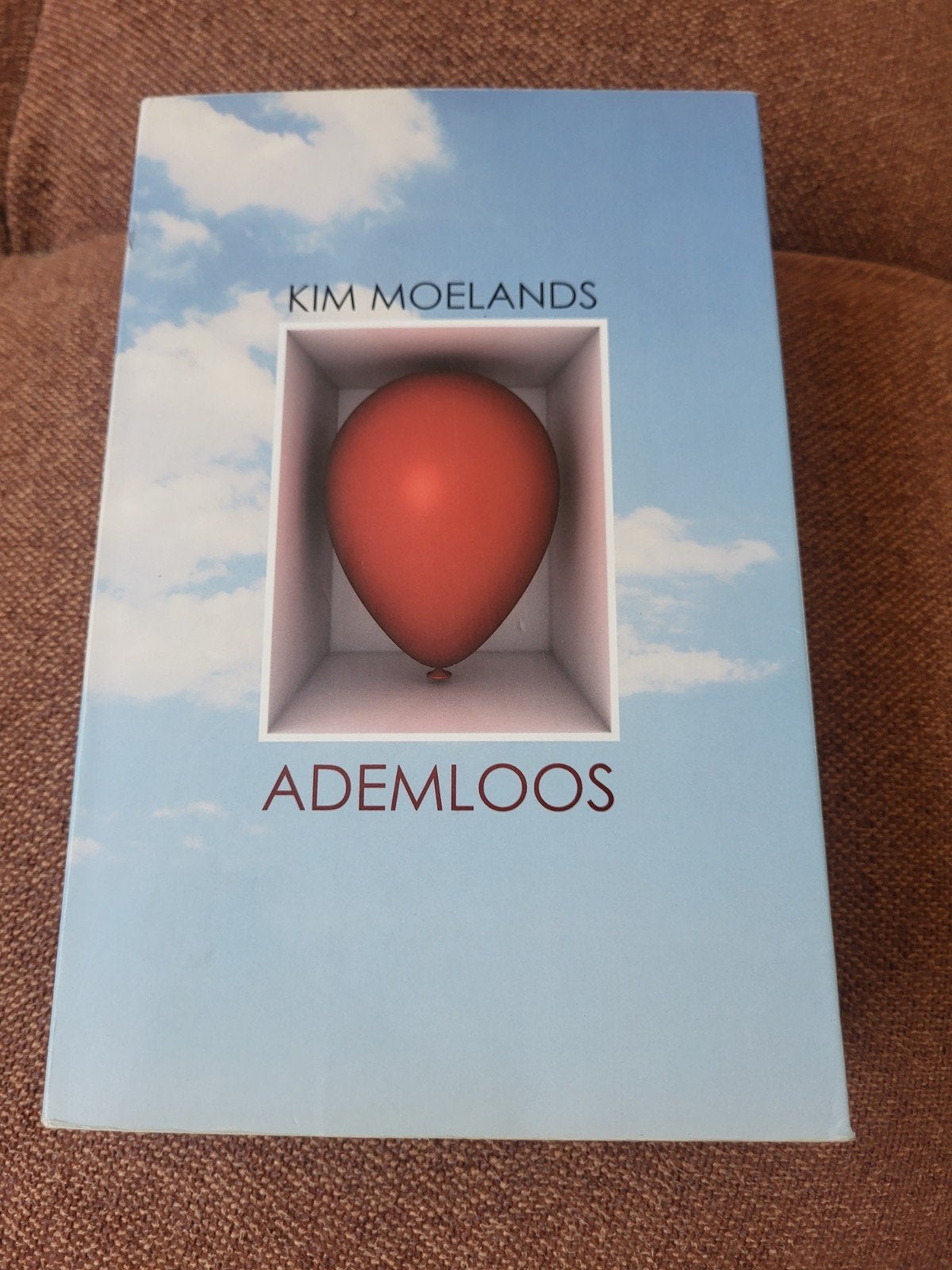 Ademloos - Kim Moelands (Boek), Boeken, Ophalen of Verzenden, Zo goed als nieuw, Kim Moelands, Nederland