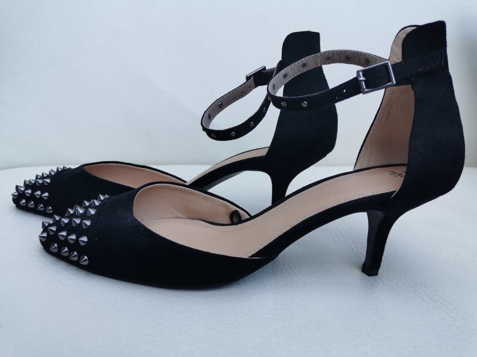 ZARA suède hakken met studs mt. 40, Kleding | Dames, Pumps, Verzenden, Nieuw, Zara