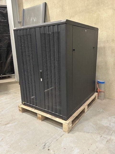 Te koop serverkasten 22U met geperforeerde deur [GEBRUIKT], Computers en Software, Ophalen of Verzenden, Gebruikt