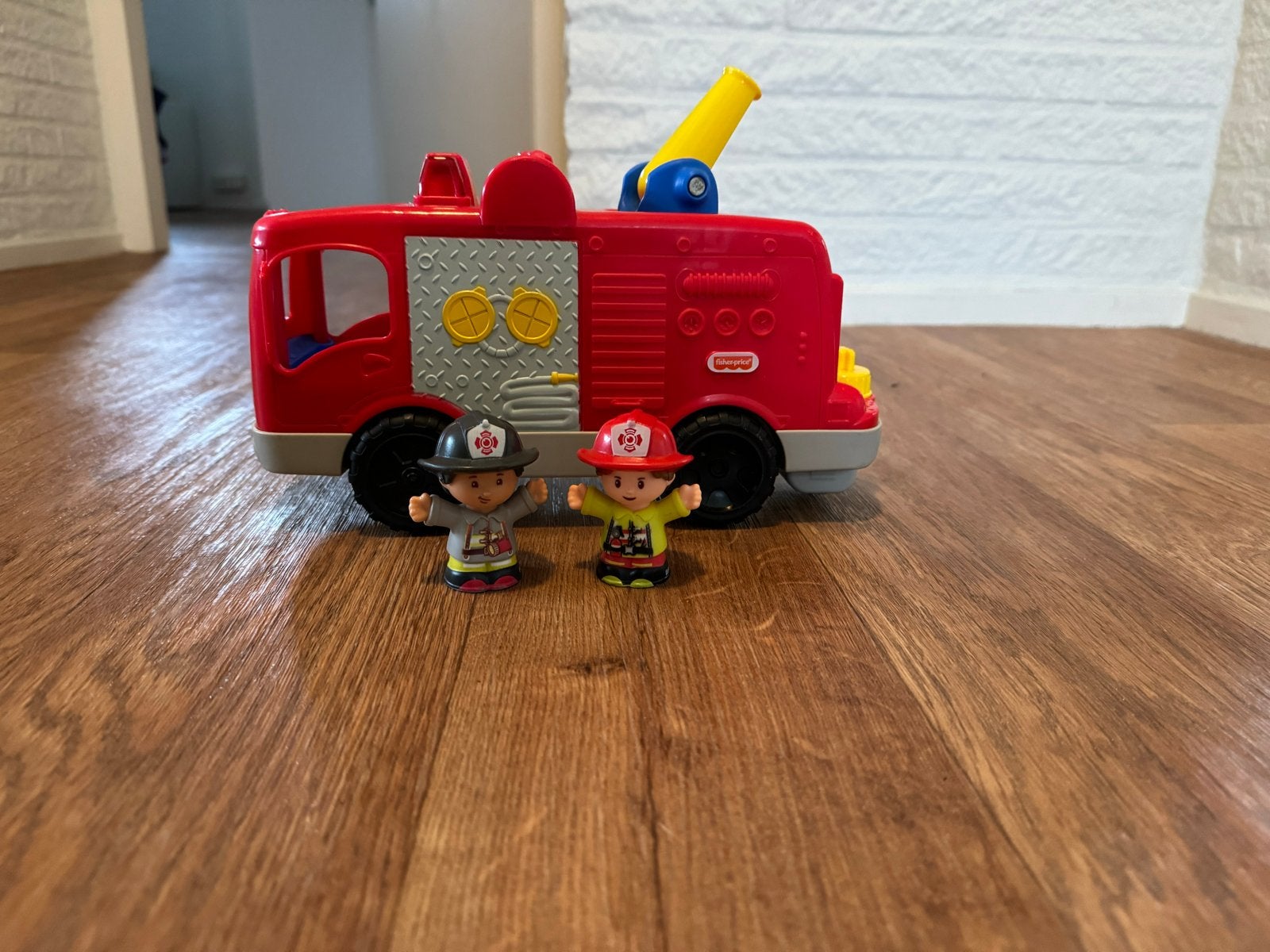 Fisher Price Brandweerauto met Licht, Geluid & 2 Poppetjes, Ophalen, Zo goed als nieuw, Auto of Voertuig, Met licht