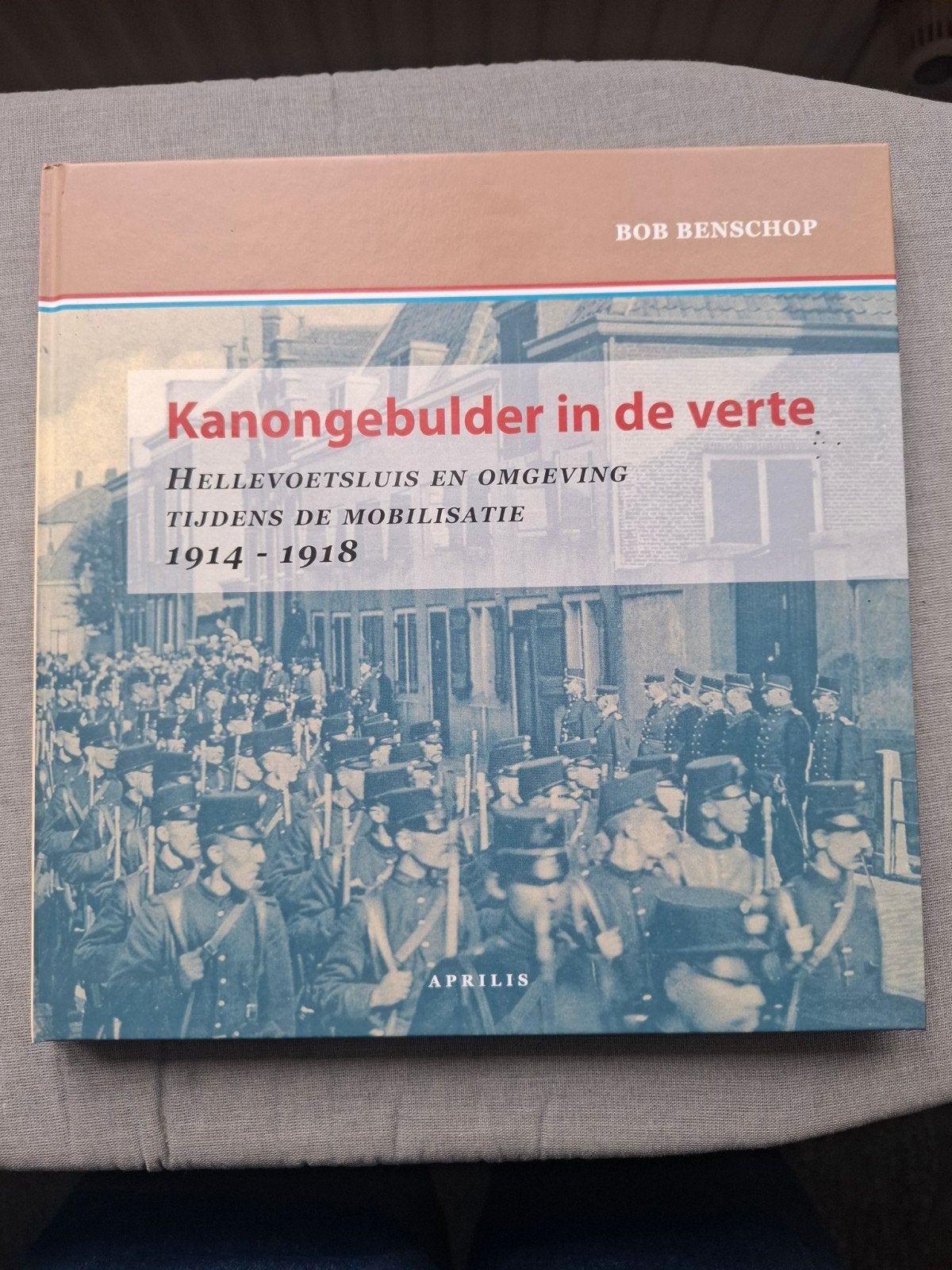 Kanongebolder in de verte - Hellevoetsluis 1914-1918, Boeken, Tweede Wereldoorlog, Bob Benschop, Ophalen of Verzenden, Zo goed als nieuw
