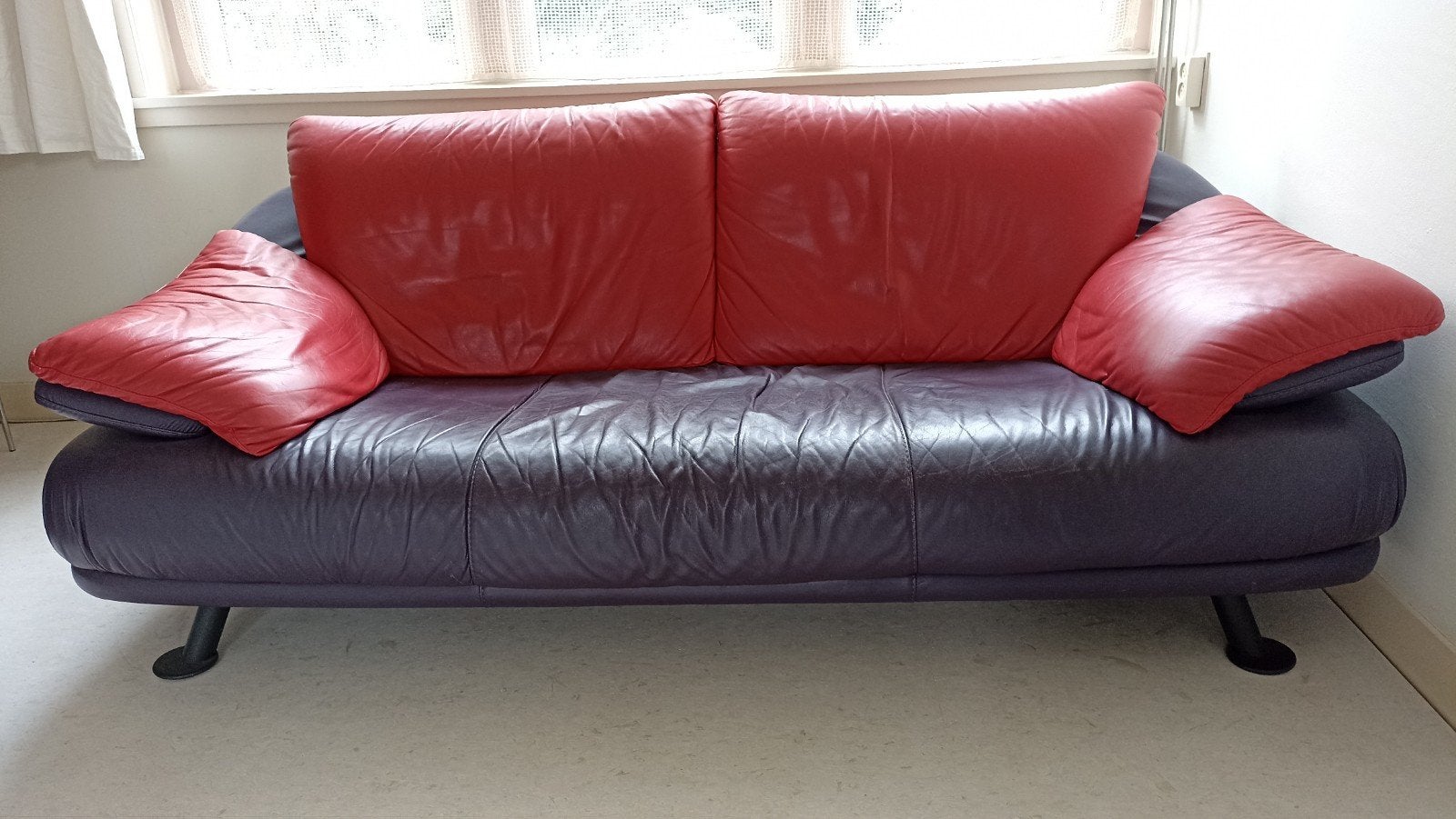 Leren bank, donker aubergine met rode kussens, Ophalen, Gebruikt, Modern Italiaans, Driepersoons
