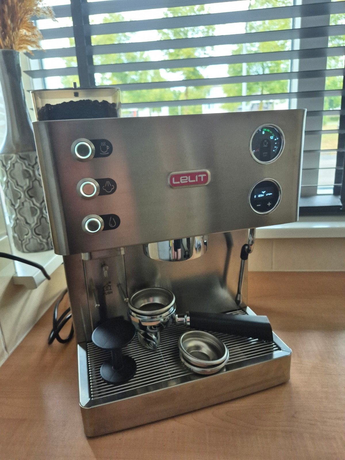Lelit Kate PL82T RVS Espressomachine/ ingebouwde bonenmaler, Espresso apparaat, 10 kopjes of meer, Zo goed als nieuw, Afneembaar waterreservoir