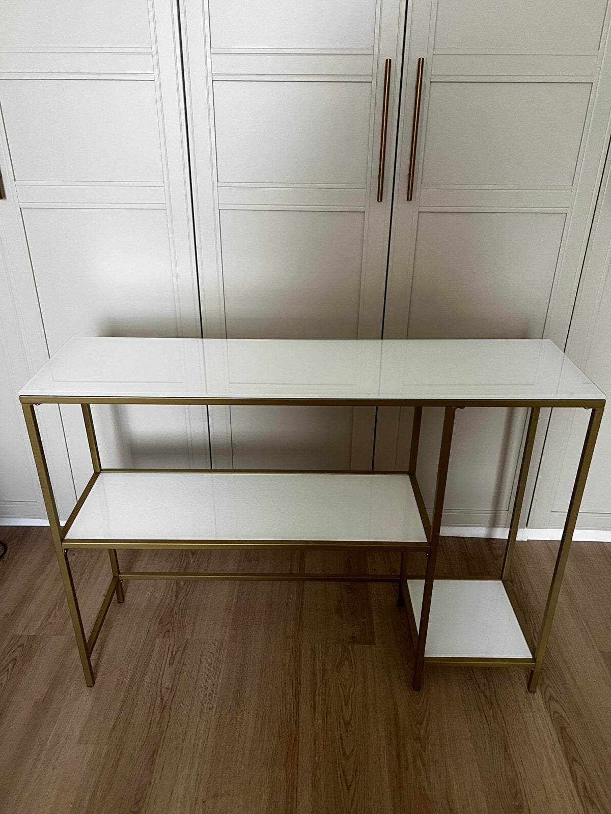 Wit glas met gouden frame sidetable Jysk, Huis en Inrichting, Ophalen, 100 tot 150 cm, Glas, Zo goed als nieuw
