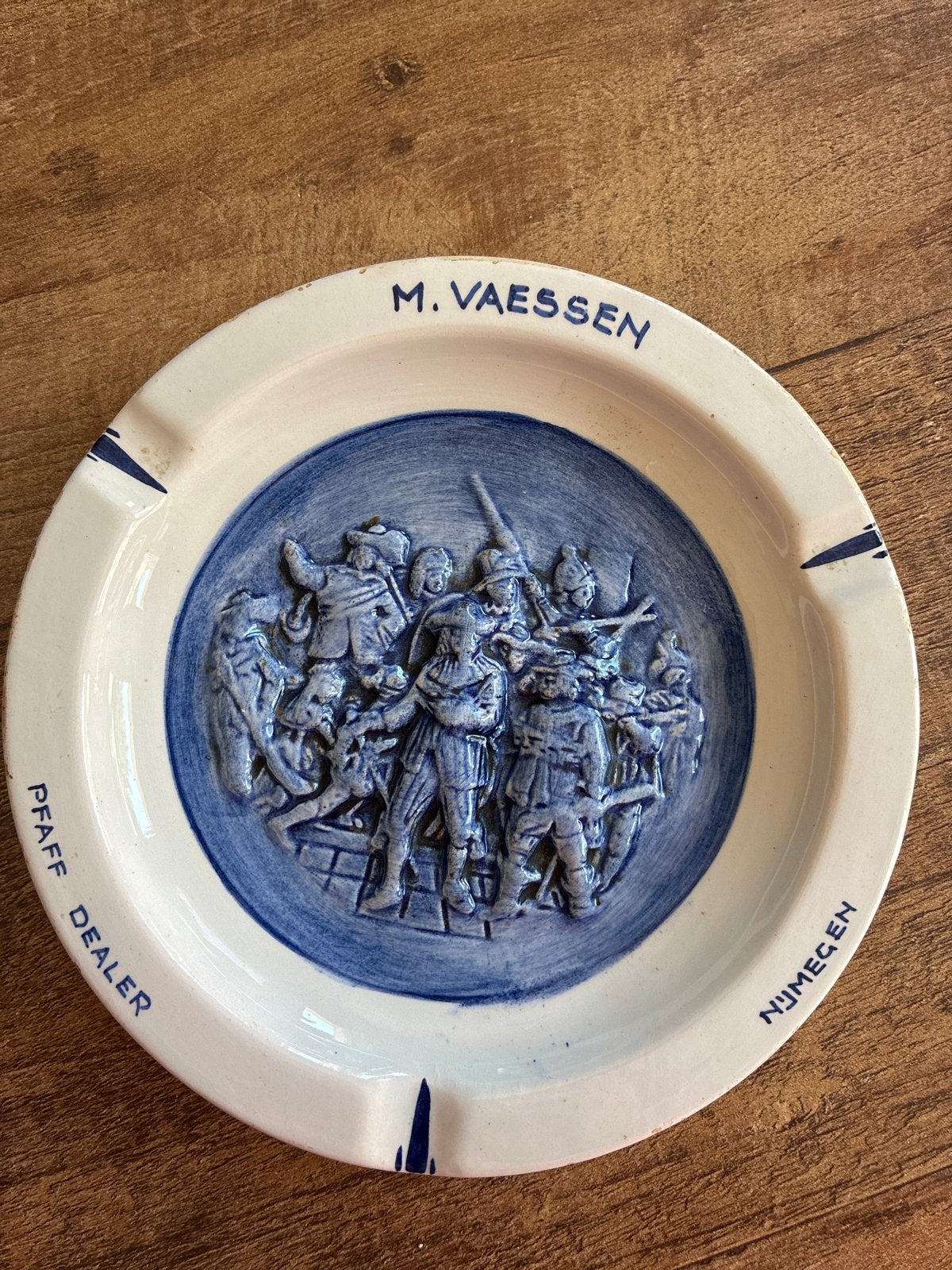 Nijmegen Delfts Blauw Asbak 'De Nachtwacht' M. Vaessen, Ophalen of Verzenden