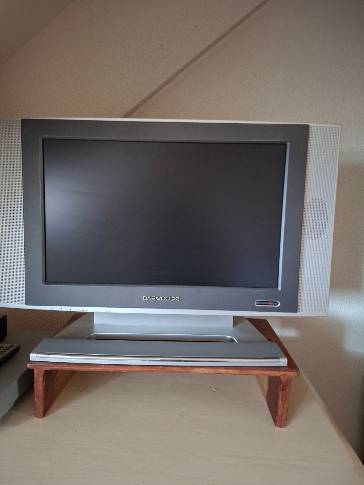 KLEINE TV MET CD/DVD SPELER, Ophalen, Zo goed als nieuw, 50 Hz, Daewoo