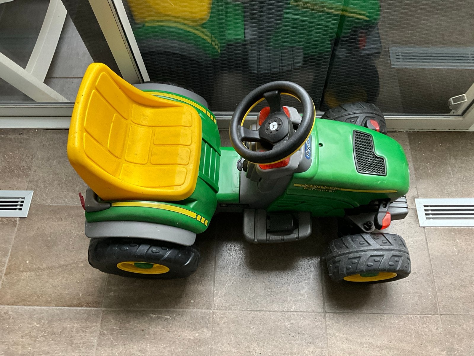 John Deere tractor voor kinderen met nieuwe batterij, Ophalen of Verzenden, Gebruikt, Trapvoertuig