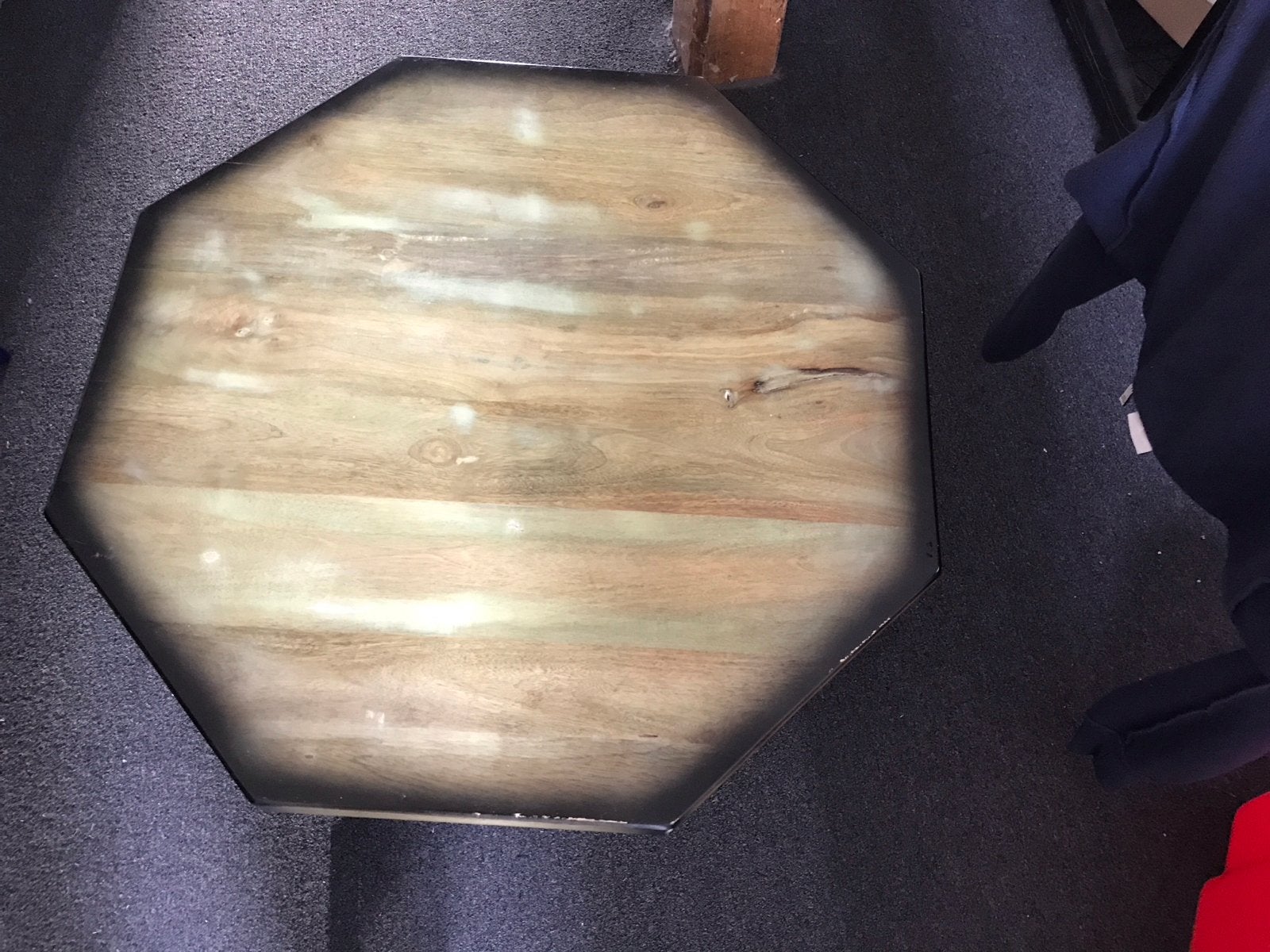 Achthoekige salontafel met houten blad en metalen onderstel, Ophalen, Gebruikt, 100 tot 150 cm, 50 tot 100 cm