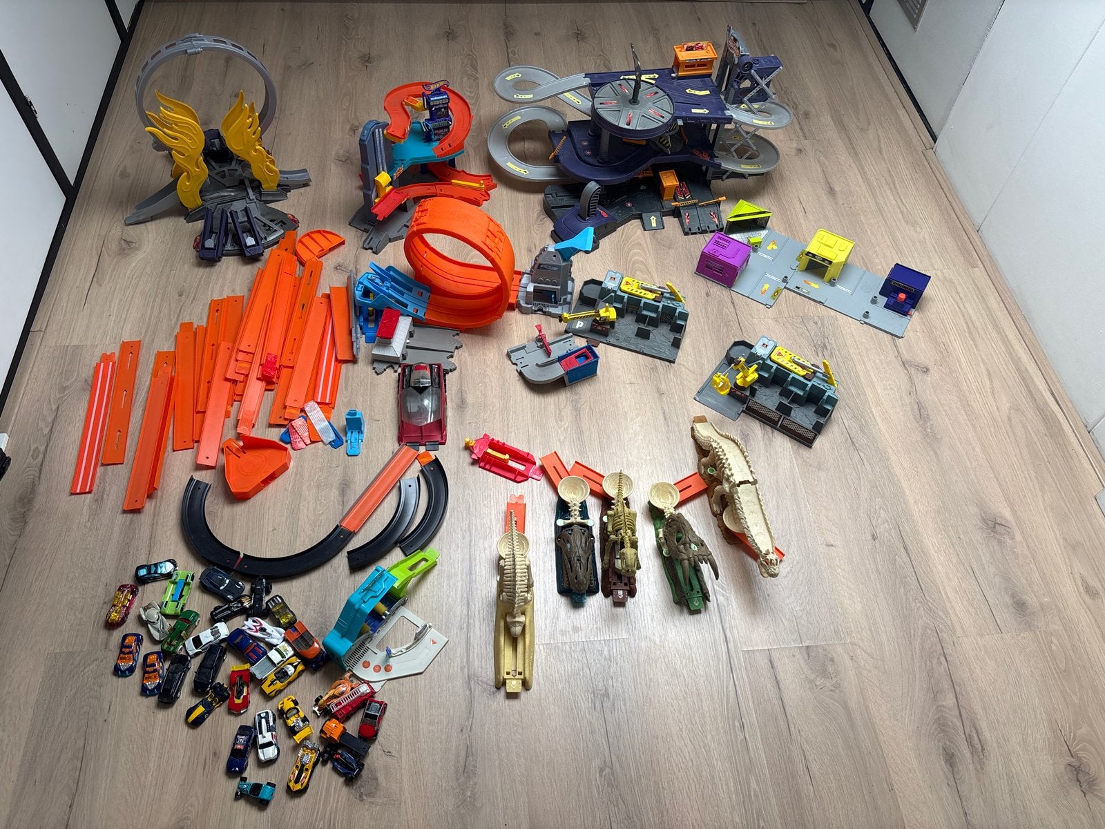 Grote Hotwheels collectie: meer dan 25 wegdelen en auto's, Ophalen, Gebruikt