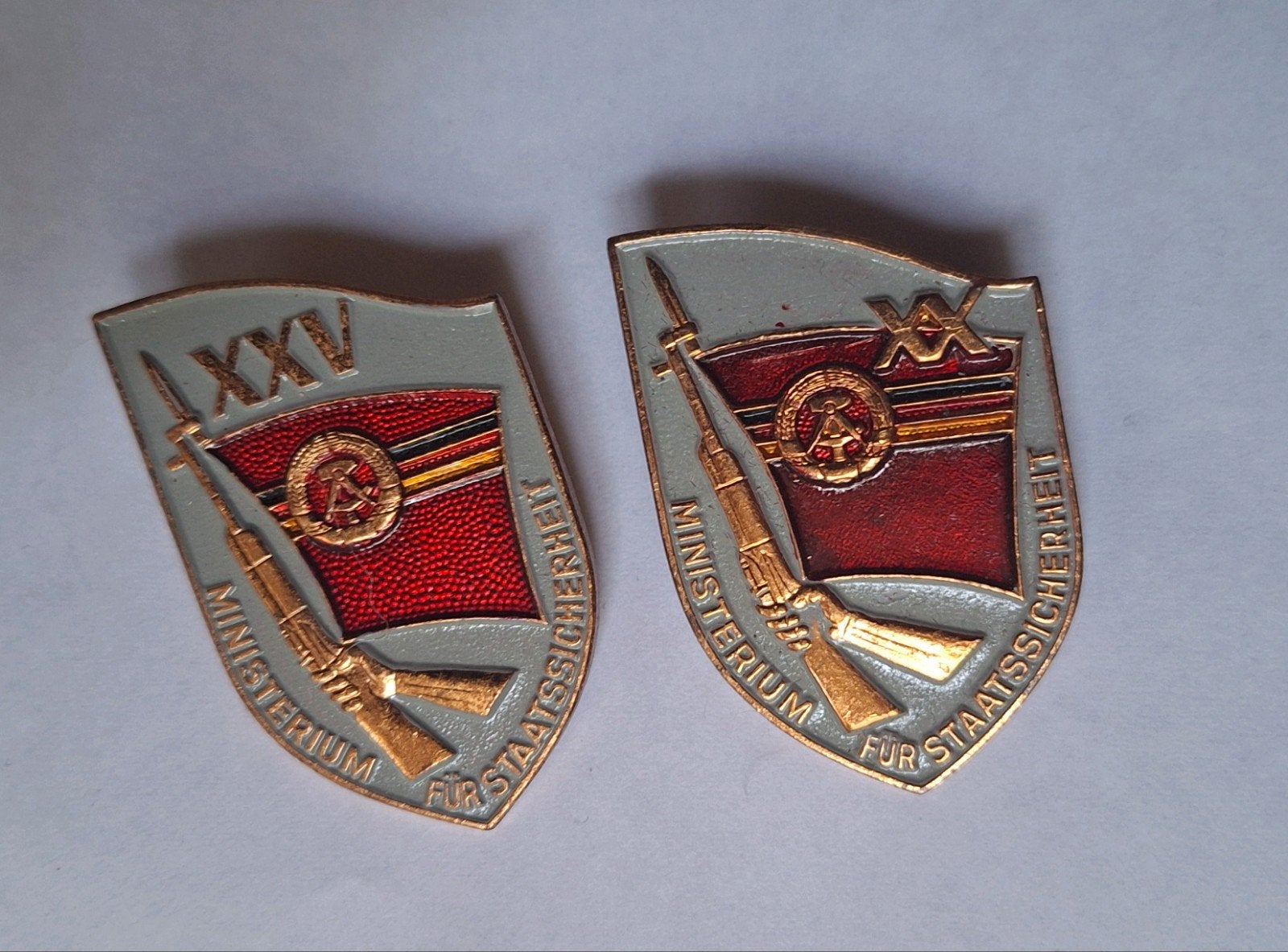 DDR Stasi 20 en 25 jaar., Ophalen of Verzenden, Landmacht, Duitsland, Embleem of Badge