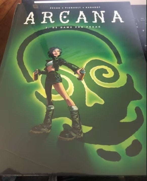 de dame van praag arcana hardcover (kras)k3, Eén stripboek, Ophalen of Verzenden, Zo goed als nieuw