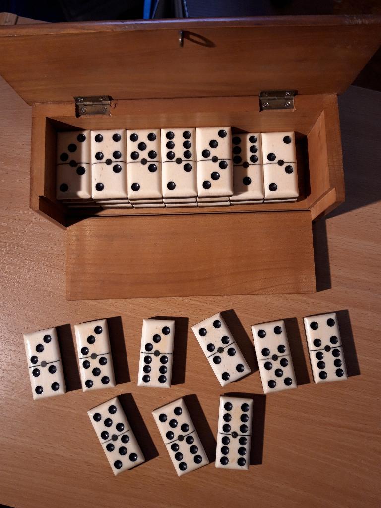 Antieke Domino in mooi kistje, Ophalen of Verzenden, Gebruikt