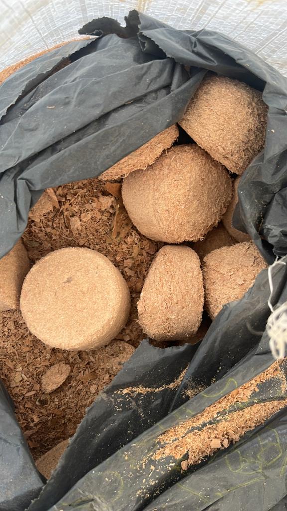 Gratis: zak samengeperst hout, Tuin en Terras, Haardhout, Minder dan 3 m³, Ophalen, Blokken