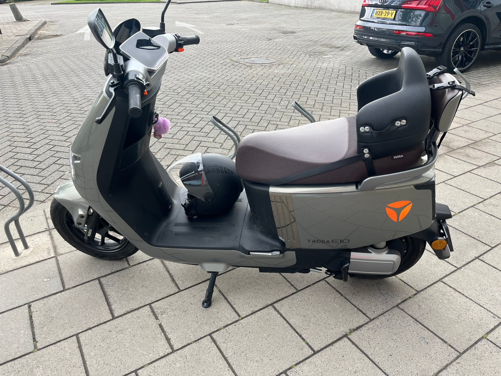Yadea E10 elektrische scooter incl. helmen, slot en zitje, Fietsen en Brommers, Ophalen, Zo goed als nieuw, Overige typen, Overige merken