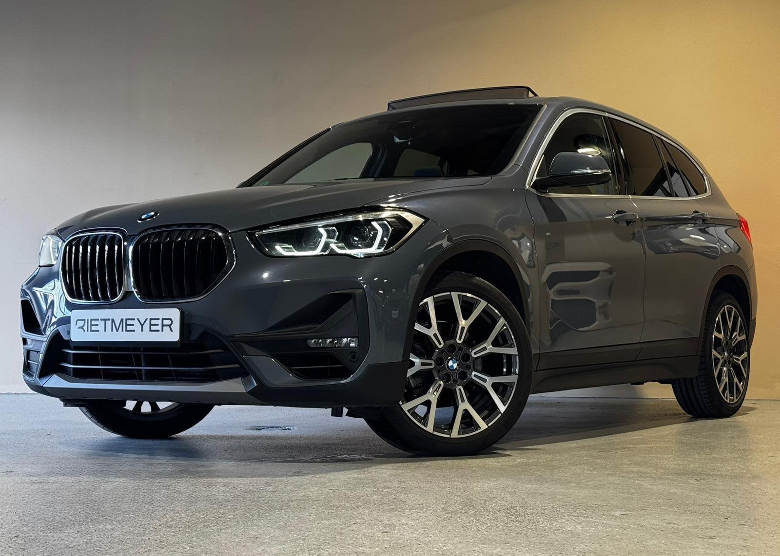 BMW X1 sDrive18i |Pano |Head-Up |Dealer onderhouden |Stoelve, Auto's, BMW, Stof, Gebruikt, Euro 6, Met garantie (alle)
