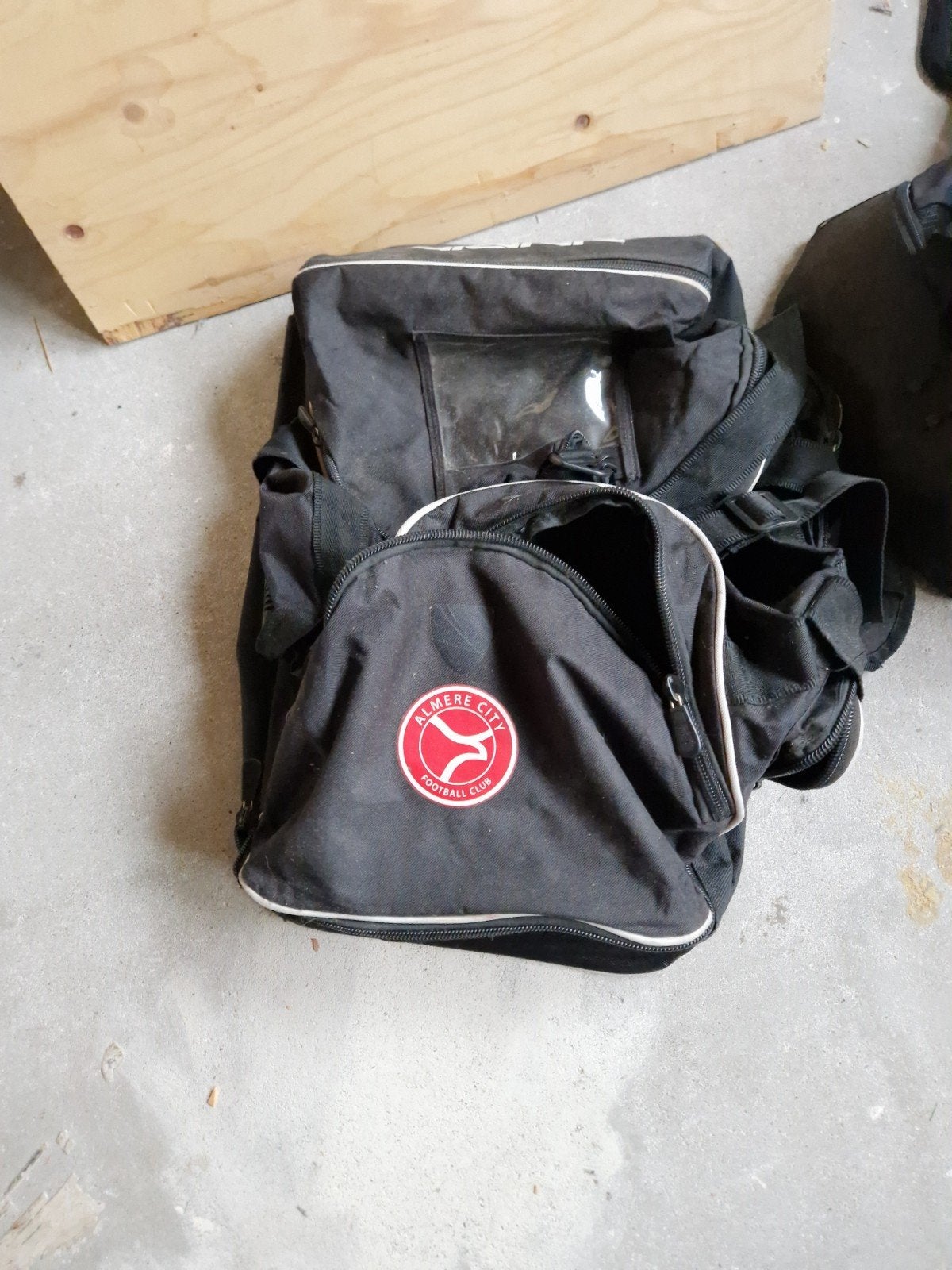 Almere City voetbaltas - Origineel en functioneel, Ophalen of Verzenden, Gebruikt, Clubaccessoires