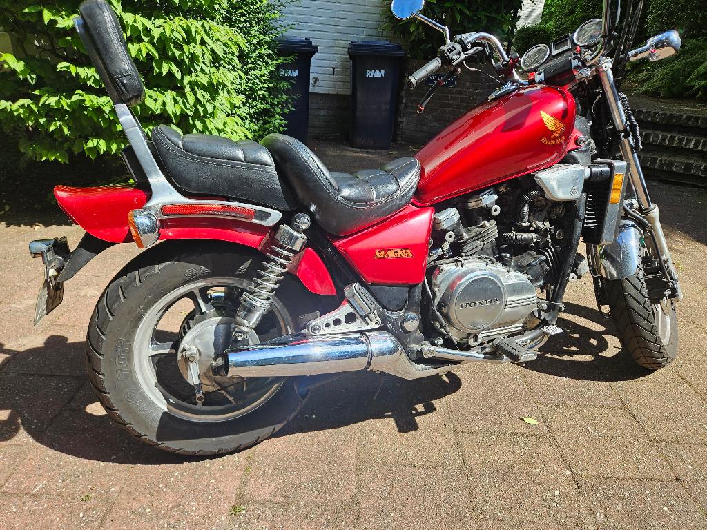 Magna VF700c uit 1986, 700 cc, Cardan-aandrijving, Occasion, 4 cilinders