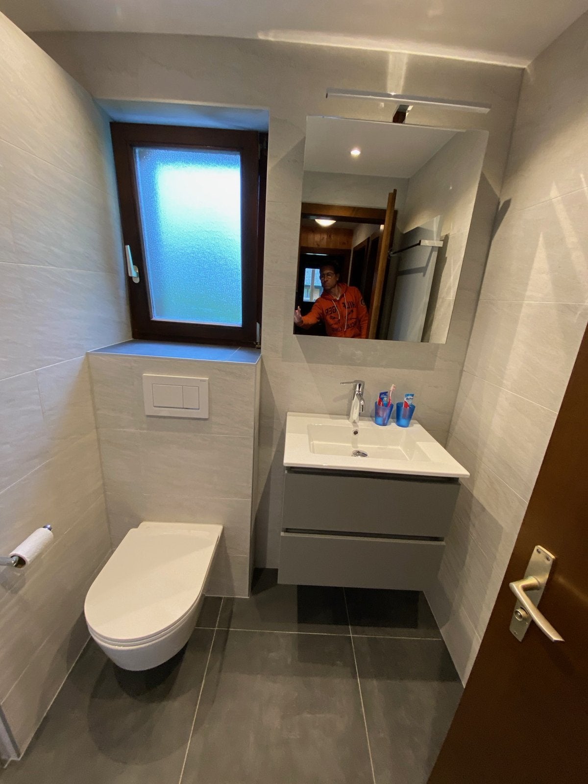 Complete WC met Geberit drukknop en toiletrolhouder, Doe-het-zelf en Verbouw, Ophalen of Verzenden, Zo goed als nieuw, Toilet