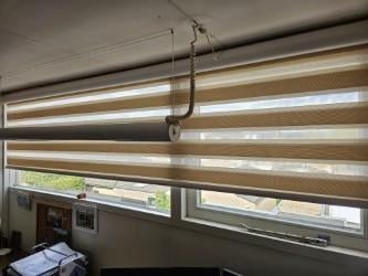 Rolgordijn, Ophalen, Wit frame met beige stroken, Zo goed als nieuw, 200 cm of meer