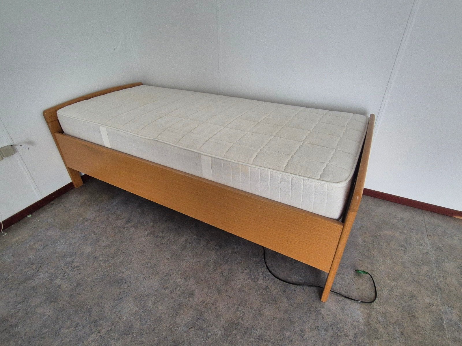 Eenpersoonsbed met matras - Hout, 90x200 cm, Ophalen, Gebruikt, 90 cm, Eenpersoons